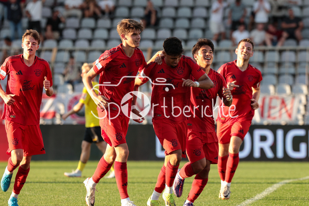 FC Bayern Amateure - SpVgg Bayreuth | Jubel nach dem Treffer zum 3-1 fuer die Bayern Amateure duch Emirhan DEMIRCAN (FCB #11) / Freude / Tor / Torschuetze