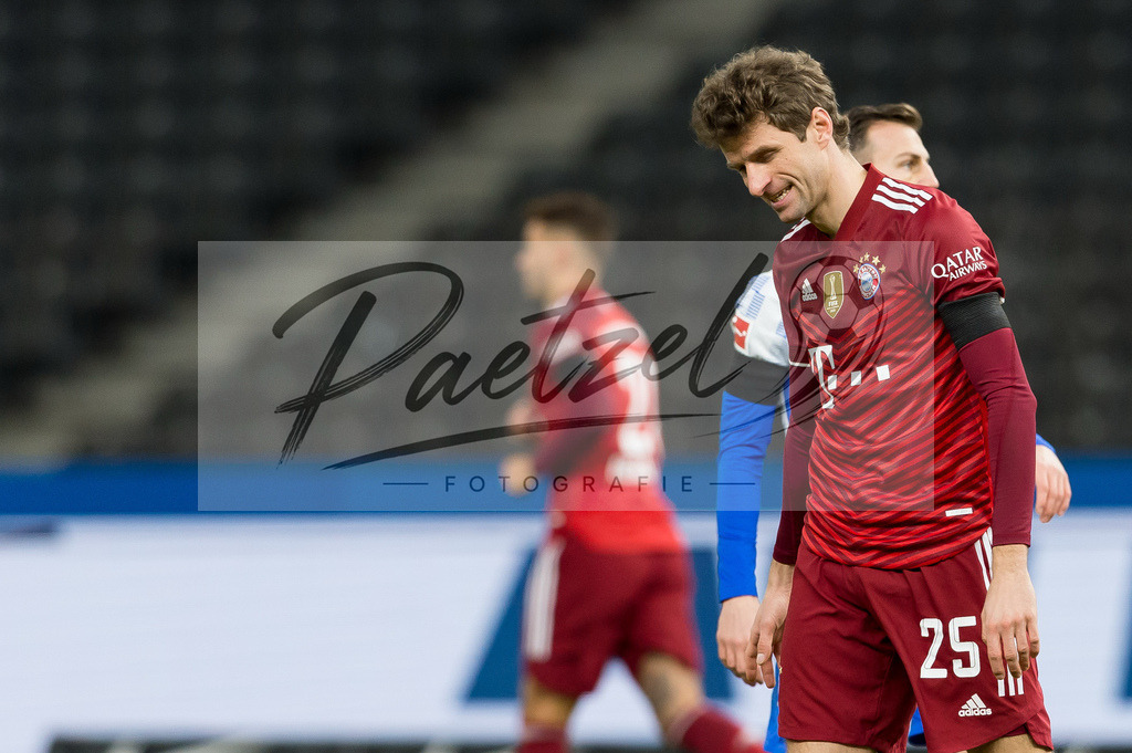 BSCFCB20220123_248 | Fussball, Herren: Thomas Mueller (FC Bayern Muenchen) schaut bei dem Spiel der 1. Bundesliga zwischen Hertha BSC und FC Bayern Muenchen im Olypiastadion am 23.01.2022 in Berlin, Deutschland.DFB / DFL REGULATIONS PROHIBIT ANY USE OF PHOTOGRAPHS AS IMAGE SEQUENCES AND/OR QUASI-VIDEO. - Realisiert mit Pictrs.com