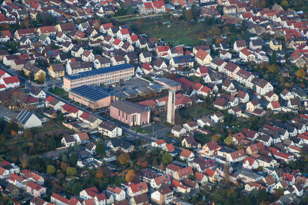 Luftbild: Ernst-Reuter Schule und Turm und Gotteshaus der St. Ulrich Kirche in Haßloch im Bundesland Rheinland-Pfalz in Deutschland. Foto: IMG_14588.jpg vom 08.11.2008 durch Werner Riehm/FLY-FOTO.de