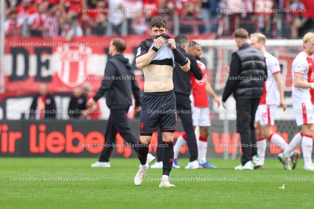 xKWIx11042601078 | 2026.04.11, xkwix, Fußball, 3.Liga, Rot-Weiss Essen -  FC Ingolstadt, Stadion an der Hafenstraße, 33.Spieltag, Saison 2025 / 2026: Linus Rosenlöcher (FC Ingolstadt 04 #19) schaut enttaeuscht und putzt sich Gesicht ab DFB regulations prohibit any use of photographs as image sequences and or quasi-video. Photo: xKamilxWilkowskixPressefotoKochx