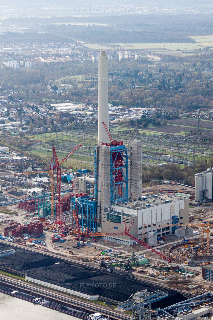 Luftbild: Baustelle zum Neubau der Kraftwerksanlagen und Abgas- Türme des Heizkraftwerkes EnBW Energie Baden-Württemberg AG, Rheinhafen-Dampfkraftwerk Karlsruhe im Ortsteil Daxlanden in Karlsruhe im Bundesland Baden-Württemberg in Deutschland. – Foto: IMG_25462.jpg vom 02.04.2010 durch Werner Riehm/FLY-FOTO.de – Auflösung des Originals: 2909 x 4364 px