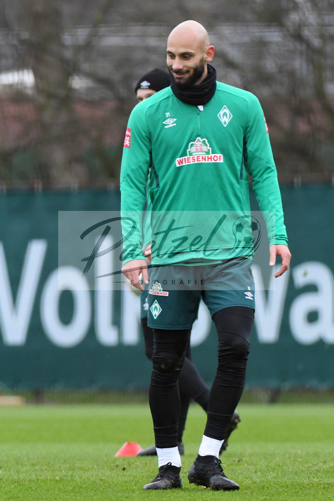 20200227_TRASVW_0088 | Fussball, Herren: Oemer Toprak (Werder Bremen) schaut waehrend der Trainingseinheit des SV Werder Bremen auf dem Trainingsplatz am wohninvest Weserstadion am 27.02.2020 in Bremen, Deutschland. - Realisiert mit Pictrs.com