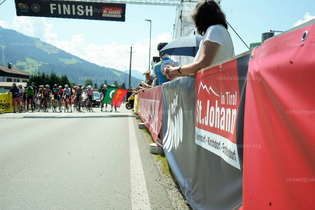 190_20230817_Bewerb_Maenner_Muehlanger | AUT - OESTERREICH, 2023-08-16: SPORT RENNRAD-FAHREN - 55. INTERNATIONALER RADWELTPOKAL IN ST. JOHANN IN TIROL  - Vintage-Radrennen mit WM-Bronze-Medaillen-Siegerin Christina Schweinberger, den Teilnehmer und Alexander Baumann (vom Orginastions-Team) - TAG 2 BEWERB MAENNER IN SECHS GRUPPEN  ; Foto: Roland Muehlanger