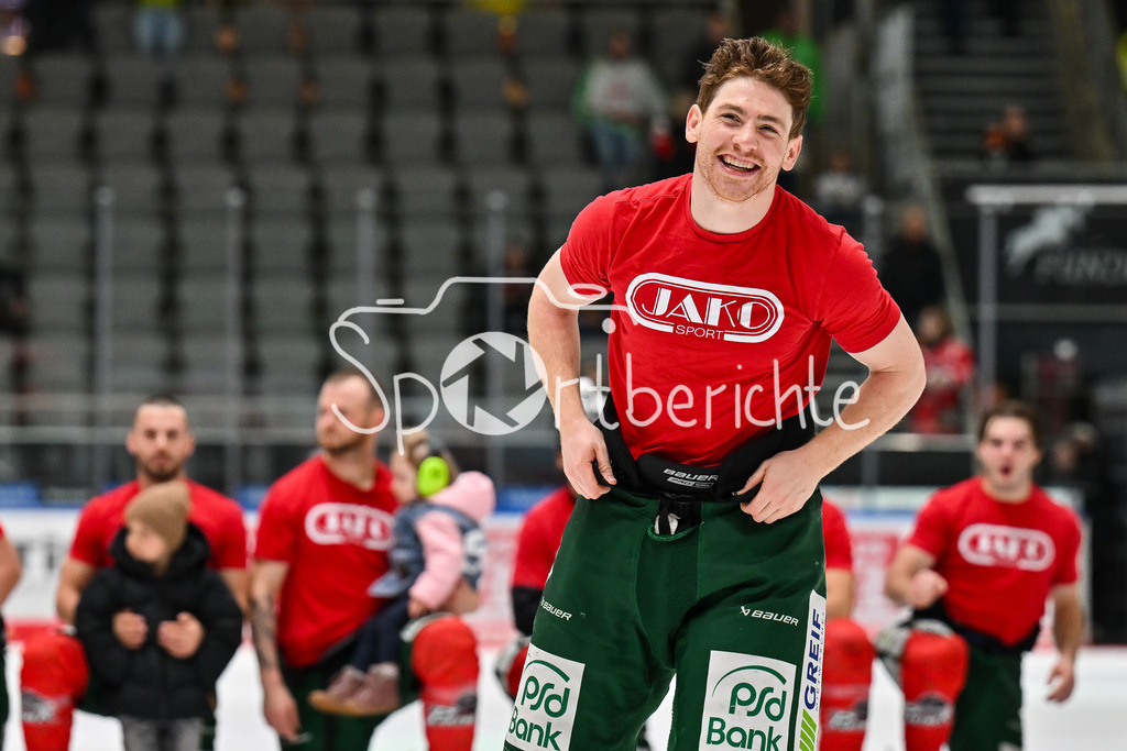 Augsburger Panther - Schwenninger Wild Wings | AUGSBURG, DEUTSCHLAND - 2. NOVEMBER: Die Spieler der Panther feier zusammen mit den Zuschauern den Heimsieg gegen Schwenningen nach dem Ligaspiel zwischen den Augsburger Panthern und den Schwenninger Wild Wings am 17. Spieltag der Penny DEL im Curt Frenzel Stadion am 02.11.2025 /  Kyle MAYHEW (Augsburger Panther 27)
