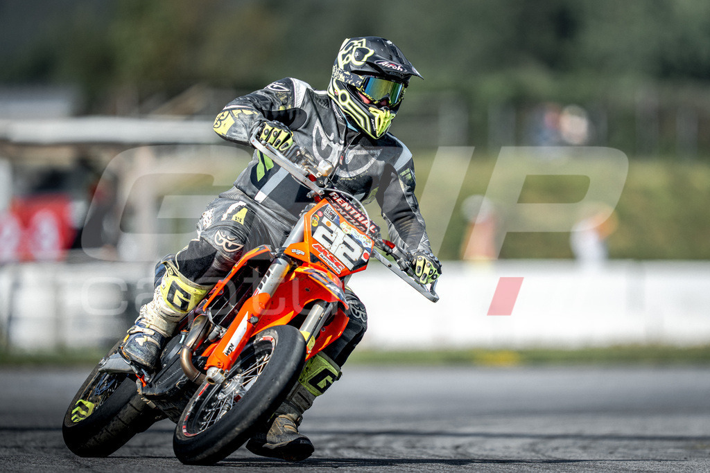 G-Cup + Supermoto Staatsmeisterschaft + Hungarian Supermoto Championship | GRIPcapture steht für authentische Sportfotografie in Österreich – für Momente, die mehr sind als Geschwindigkeit oder Ergebnis. Es geht um Emotion, Spannung, Fokus und den Augenblick, der oft nur einen Wimpernschlag dauert.Ob Motorsport, Teamsport oder 