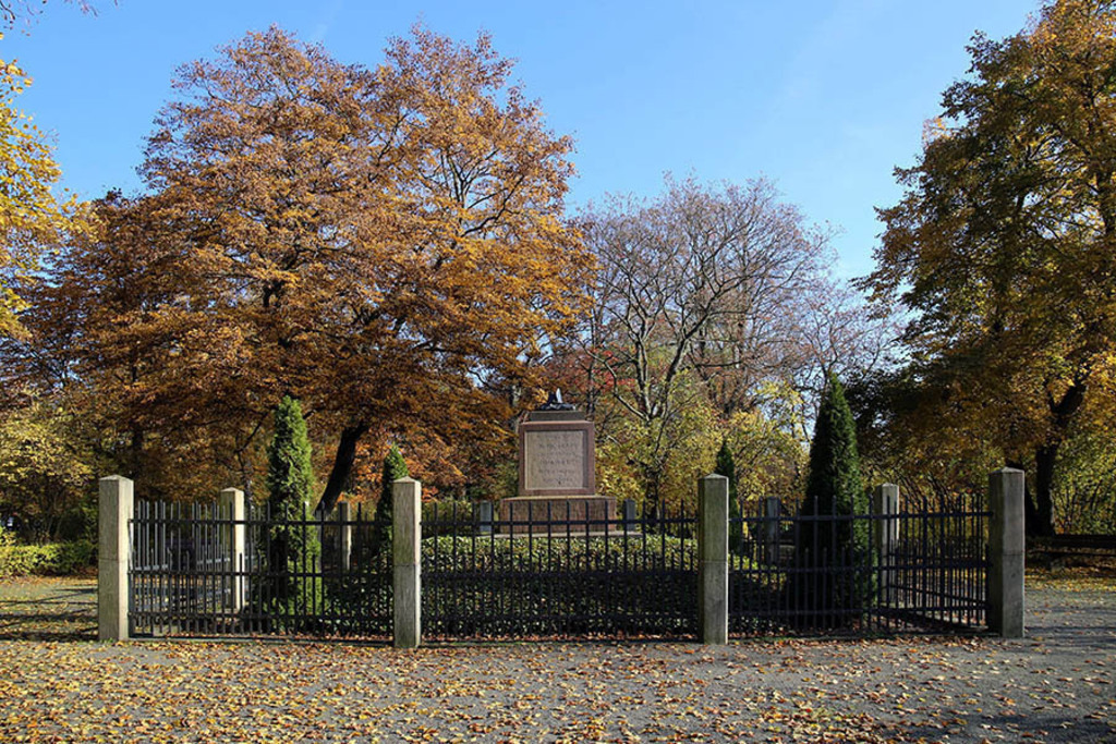 Foto: Leipzig - Napoleonstein | Das Team hinter BILDLEXIKON LEIPZIG bündelt historische wie aktuelle Informationen über die Stadt Leipzig in Text und Bild auf einer Plattform und stellt diese der interessierten Öffentlichkeit zur Verfügung.