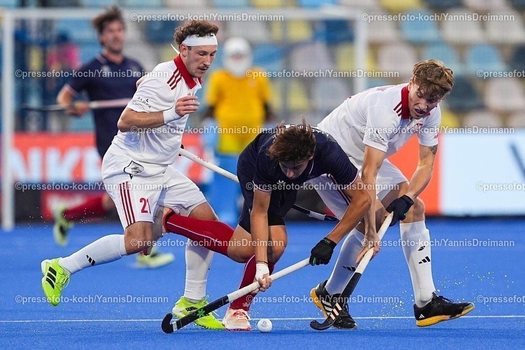 xydrx09082505030 | 09.08.2025, xydrx, Herren EuroHockey Championship 2025, Gruppenphase, Gruppe B, Frankreich - Polen, Sparkassenpark Mönchengladbach: Malo Martinache (Franzoesische Feldhockey Nationalmannschaft #14) im Zweikampf gegen Jakub Chumenczuk (Polnische Feldhockey Nationalmannschaft #21) und Jakub Holosyniuk (Polnische Feldhockey Nationalmannschaft #28)