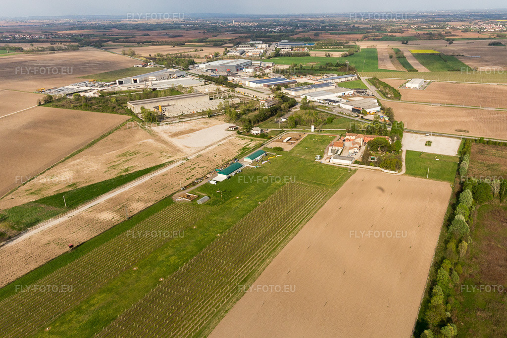 Vue aérienne: Zone de piste et de voie de circulation de l'aérodrome de Pista Aerei Leggeri à Codroipo dans le département Udine, Italie. Photo: IMG_098726.jpg prise le 07/04/2017 par Werner Riehm/FLY-FOTO.eu – Résolution de l'original: 4958 x 3305 px