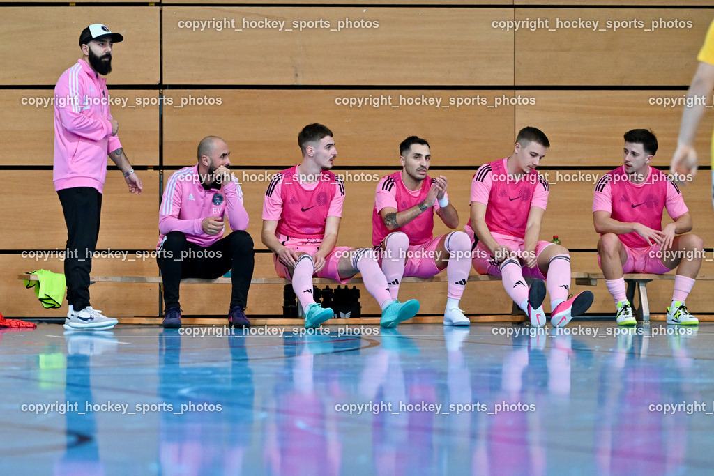 Carinthia Flamengo Futsal Club vs. FC Ljuti Krajisnici | Spielerbank Carinthia Flamengo, Headcoach Carinthia Flamengo Ugur Koc, Asisstentcoach Flamengo Futsal Elvis Vrbic, #2 Faris Buljubasic Carinthia Flamengo, #70 Yosifov Svetlozar Angelov Carinthia Flamengo, Carinthia Flamengo Futsal Club vs. FC Ljuti Krajisnici, Carinthia Flamengo Futsal Club vs. FC Ljuti Krajisnici am 05.01.2025 in Klagenfurt (Ballspielhalle Viktring), Austria, (Photo by Bernd Stefan)