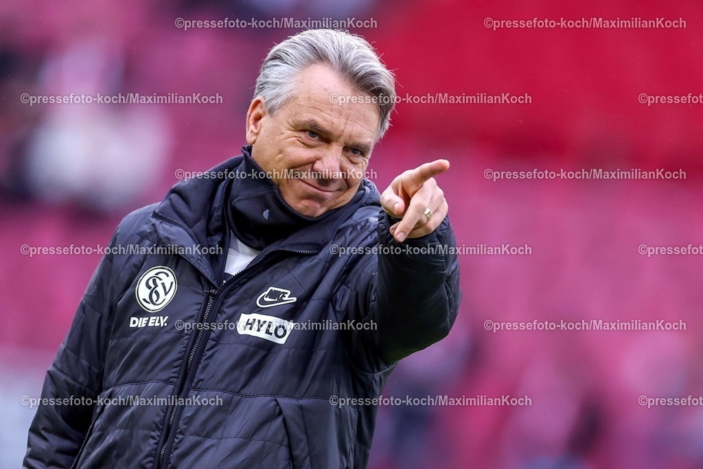 1FC25012501005 | 25.01.2025, Fußball, 1. FC Köln - SV 07 Elversberg, 2.. Fußball Bundesliga, 19. Spieltag, RheinEnergie-STADION, Saison 2024 2025: Cheftrainer Horst Steffen (Trainer SV Elversberg) gestikulierendDFB regulations prohibit any use of photographs as image sequences and or quasi-video.