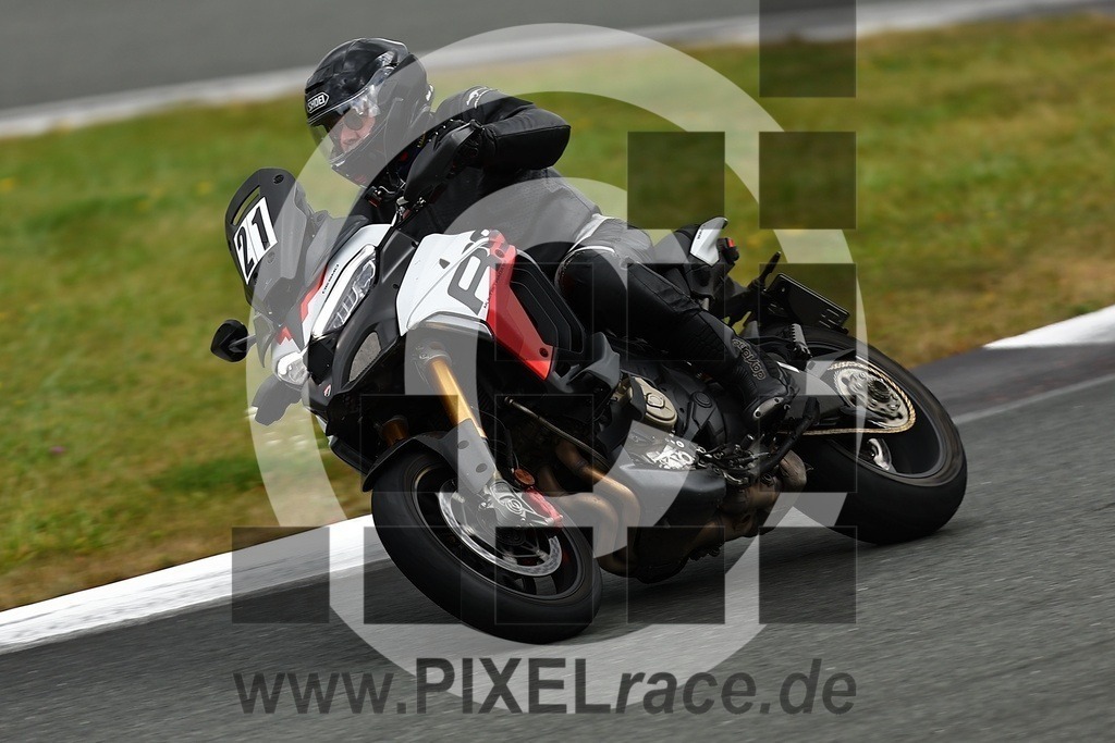 0021-20250916_02871 | Schöne Erinnerungen an spannende Momente - das festzuhalten ist unser Job. PIXELrace.de ist seit 2003 auf den Rennstrecken Europas unterwegs um die Action draußen beim Fahren und die wunderbare Stimmung imm Fahrerlager für euch einzufangen.