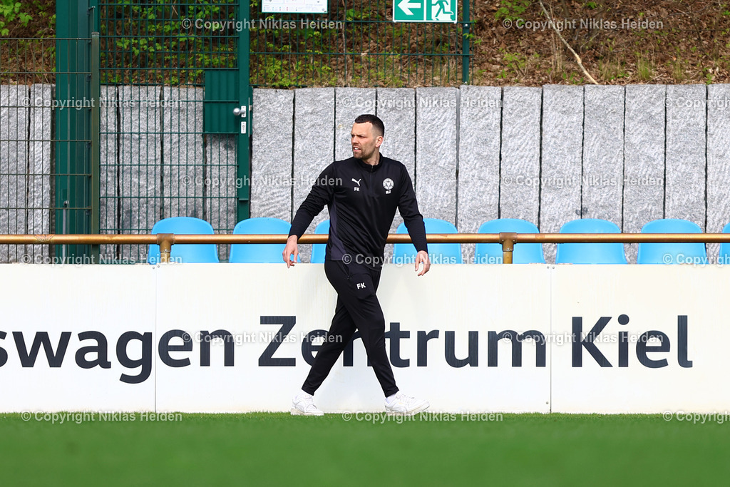 NH_HolsteinKielU19_1FCHeidenheimU19_DFBNachwuchsliga_18042026 | Freddy Kaps (Trainer, Holstein Kiel U19)Fußball I Herren I U19 DFB-Nachwuchsliga Hauptrunde Liga A, Gruppe B I Saison 2025-2026 I 9. Spieltag I Holstein Kiel U19 - 1. FC Heidenheim U19 I 18.04..2026 I Citti-Fußball-Park