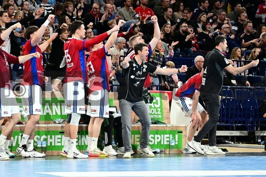 KBS Picture_HSVH-Melsungen_014 | Jansen Torsten Trainer (HSV Hamburg) und die Bank jubeln ,Sportarena :  Barclays Arena Hamburg, - Realisiert mit Pictrs.com