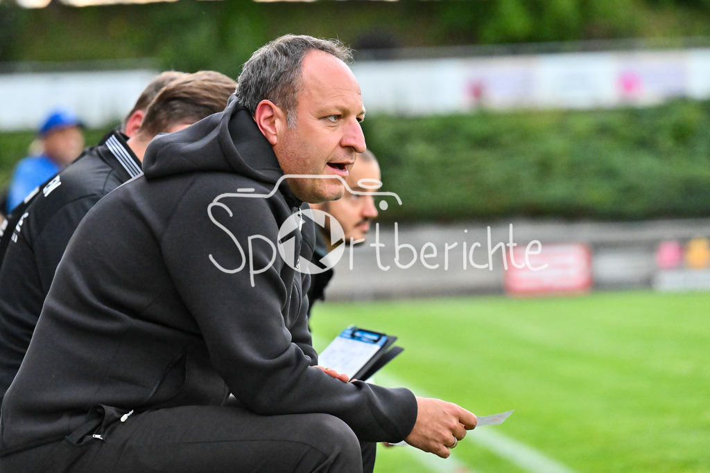 TSV Aindling - FV Illertissen | im Bild Holger BACHTHALER Trainer FV Illertissen / Einzelfoto / Freisteller / Verbandspokal Bayern: TSV Aindling - FV Illertissen, TSV Aindling Hauptplatz am 05.08.2025