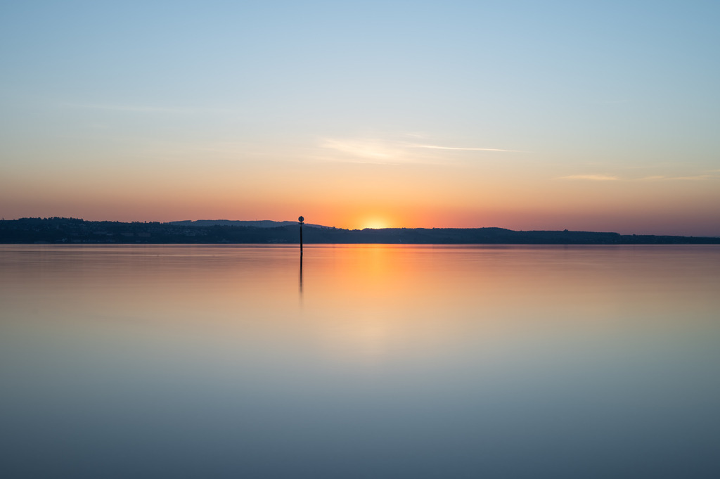 Sommerlicher Sonnenaufgang über den Hügeln am Bodensee | Im Sommer geht die Sonne von Konstanz aus gesehen über den Hügeln hinter Meersburg auf. Die Ruhe am Morgen ist unvergleichlich. - Realisiert mit Pictrs.com