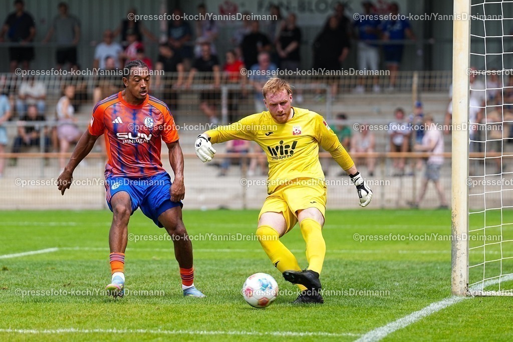 xYDR20072501080 | 20.07.2025, xydrx, Fußball, Rot Weiss Ahlen - FC Schalke 04, Testspiel, Wersestadion: Anton Donkor (FC Schalke 04 #30) Veith Walde (Rot Weiss Ahlen #31)