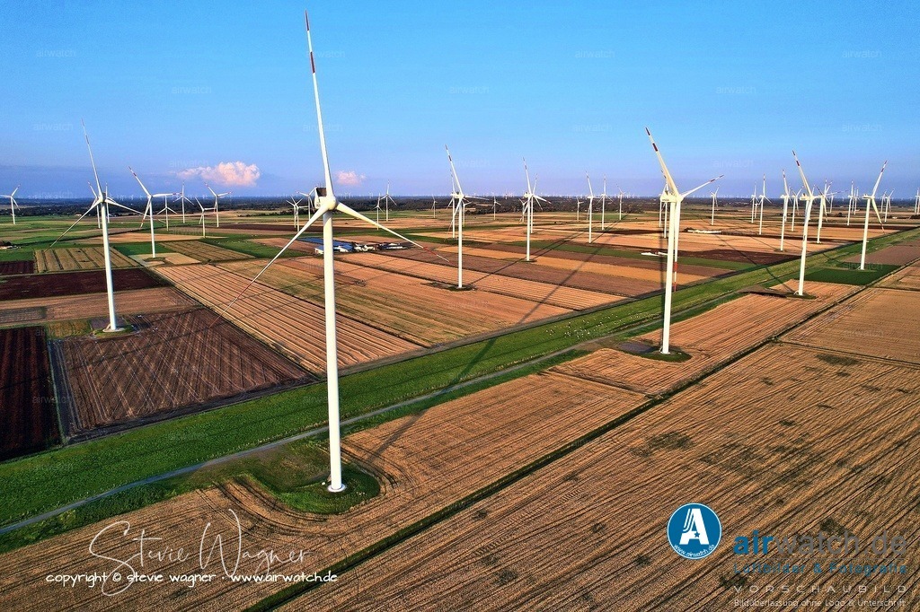 Windpark Gemeinde Reussenkoege in Nordfriesland - Luftbild | Entdecken Sie atemberaubende Luftbilder und Fotografien auf airwatch.de - Tauchen Sie ein in eine Welt voller faszinierender Aufnahmen aus der Vogelperspektive.