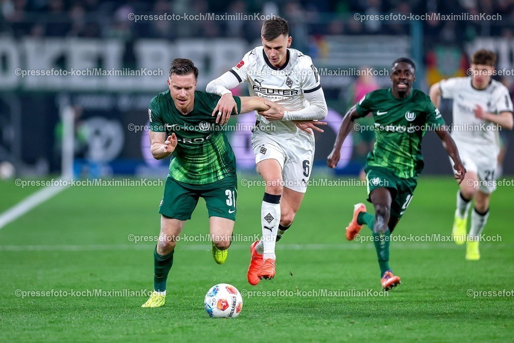 BMG13122502138 | 13.12.2025, Fußball, Borussia Mönchengladbach - VfL Wolfsburg, 1. Fußball Bundesliga, 14.Spieltag, Borussia-Park, Saison 2025 2026: Yannick Gerhardt&nbsp;(VfL Wolfsburg #31) im Zweikampf gegen  Yannik Engelhardt&nbsp;(Borussia Mönchengladbach #06)  DFB regulations prohibit any use of photographs as image sequences and or quasi-video.