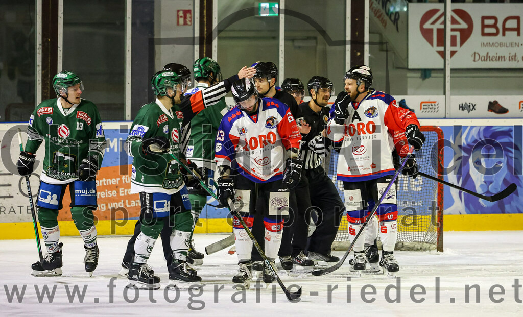 2023-11-03_024_TSV_Erding_gegen_ESC_Dorfen | Erding, Deutschland, 03.11.2023:
Eishockey, Bayernliga Vorrunde 2023 / 2024, 6. Spieltag, TSV Erding gegen ESC Dorfen, Endergebnis: 11:3

Michael Franz (Erding Gladiators, #13), Michal Popelka (ESC Dorfen, #63)

Foto: Christian Riedel / fotografie-riedel.net