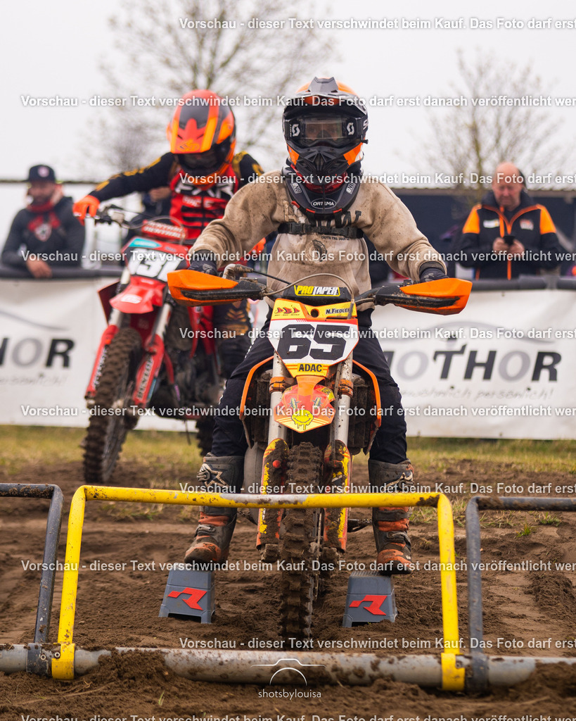 20260412_MCCBensdorf-1055 | Sportfotografin aus Berlin-Brandenburg mit Fokus auf Motocross. Ich halte deine sportliche Leistung und echte Emotionen auf und neben der Strecke professionell fest. Entdecke die Fotos von deinem Rennen und bestelle sie direkt hier im Shop.