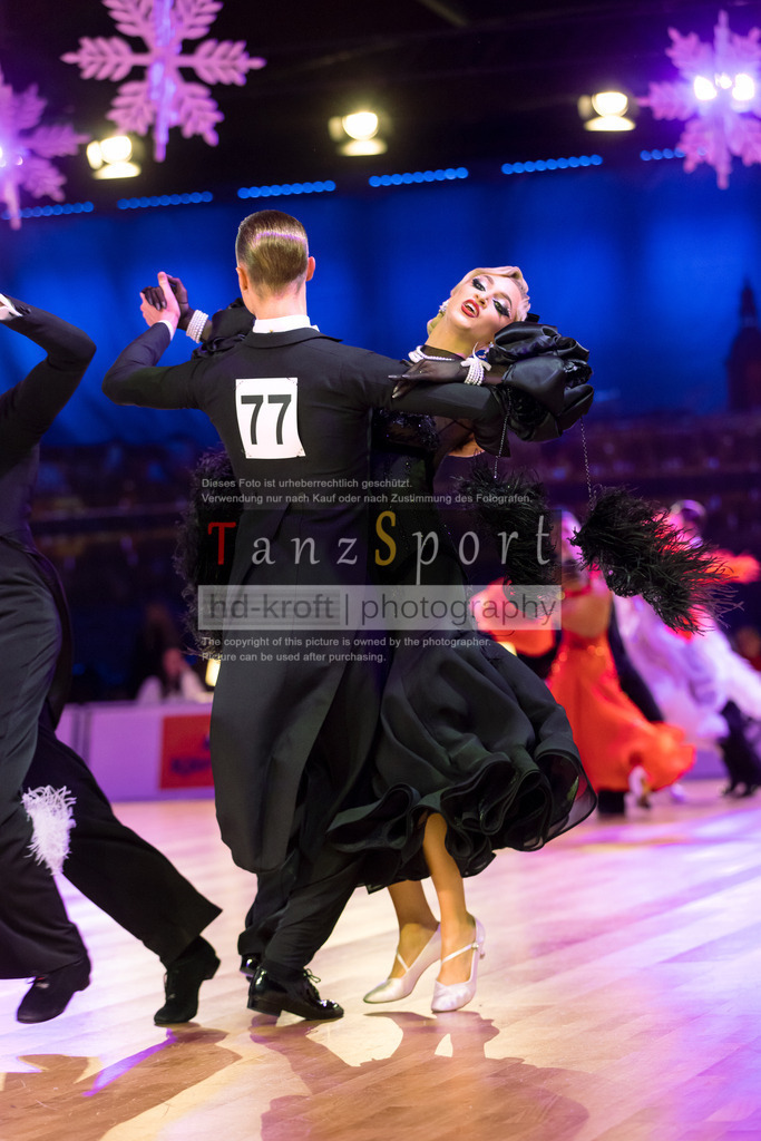 20241215_WDSF_Int_Open_Std-Riga-9609 | Tanzsportbilder, Standardtanz, Lateintanz, WDSF, DTV, LTVB, dancecomp, goc, hessen tanzt, blaues band der spree, walzer, tango, wiener walzer, slowfox, quickstepp, samba, rumba, cha-cha-cha, paso doble. jive, hd-kroft photography, turniertanzsport