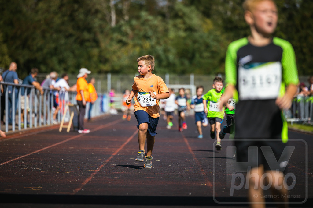 16. Hoywoj-CityLauf im Sportforum Hoyerswerda - 16.09.2023 | 1km VBH-Grundschul-Lauf 2. Klassen - Realisiert mit Pictrs.com