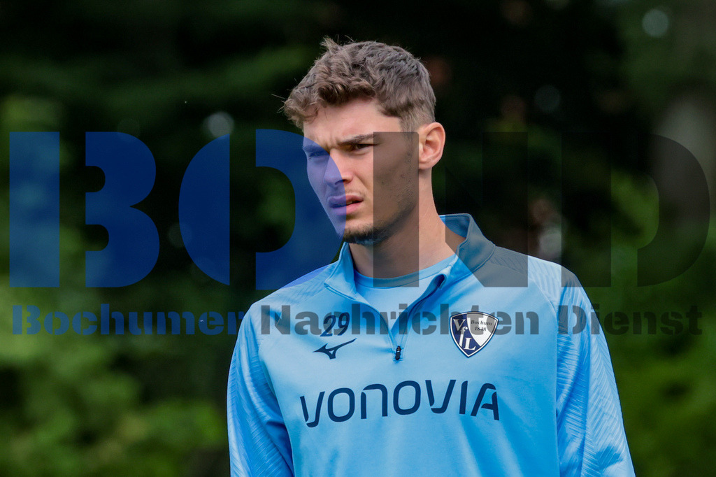 1. Fussball Bundesliga:  Trainingsauftakt VfL Bochum 1848 {date} -  | {headline}(Foto: Sebastian Sendlak / BOND)DFL regulations prohibit any use of photographs as image sequences and/or quasi-videos. - Realisiert mit Pictrs.com