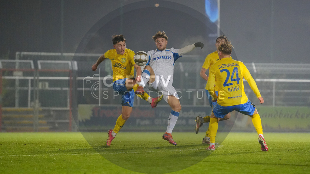 Fußball, Herren, Saison 2025/2026, Regionalliga Nordost, 15. Spieltag, FSV 63 Luckenwalde vs. Hertha BSC II, Freitag 07.11.2025, Werner-Seelenbinder-Stadion Luckenwalde, | Fußball, Herren, Saison 2025/2026, Regionalliga Nordost, 15. Spieltag, FSV 63 Luckenwalde vs. Hertha BSC II, Freitag 07.11.2025, Werner-Seelenbinder-Stadion Luckenwalde, Im Bild: Tim Schleinitz (l. Luckenwalde) und Timur Mehmet Kesim (r. Hertha) - Realisiert mit Pictrs.com