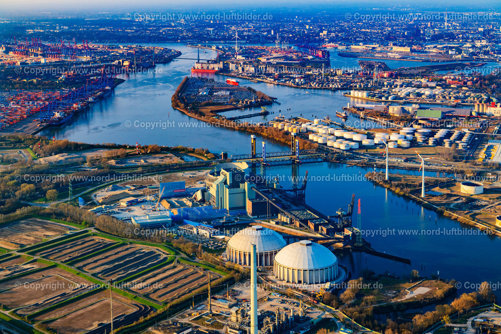 Hamburg_Moorburg_Kraftwerk_Abriss_ELS_2898280325 | HAMBURG 28.03.2025 Abrissarbeiten am den Kraftwerksanlagen des Heizkraftwerkes Vattenfall Tiefstack in Hamburg Moorburg, Deutschland. Weiterführende Informationen bei: Hagedorn Management GmbH,  Hamburger Energiewerke GmbH,  KMT Planungsgesellschaft mbH. // Demolition work on the power plant of the Vattenfall Tiefstack thermal power plant in Hamburg Moorburg, Germany. Further information at: Hagedorn Management GmbH,  Hamburger Energiewerke GmbH,  KMT Planungsgesellschaft mbH. Foto: Martin Elsen
