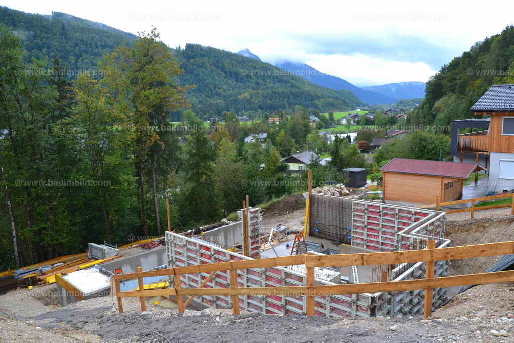 Wandschalung Betonwände | Geschalte Betonwände mit Schalungssystem aus Aluminium, dahinter Berglandschaft