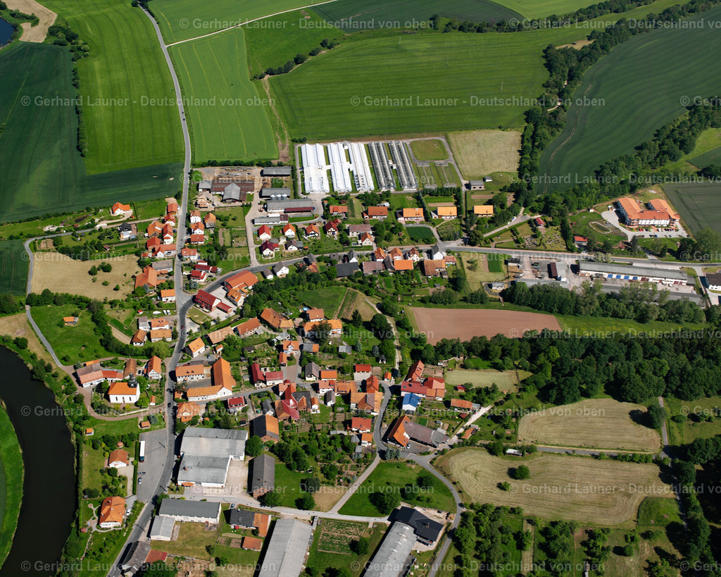 2634067 | WAHLHAUSEN 09.06.2006 Landwirtschaftliche Nutzflächen und Feldgrenzen  umsäumen das Siedlungsgebiet des Dorfes in Wahlhausen im Bundesland Thüringen, Deutschland // Agricultural land and field boundaries surround the settlement area of the village  in Wahlhausen in the state Thuringia, Germany Foto: Gerhard Launer