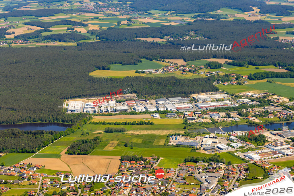 Das Luftbild zeigt : Mitterdorf Roding - Die Luftaufnahme wurde 2024 vom UL-Flugzeug aus erstellt ( keine Drohne ) - Hochauflösende Luftaufnahme - Für grossformatige Ausdrucke geeignet. Die Geschenkidee !Mit Lizenz und Bildrechte bestellbar