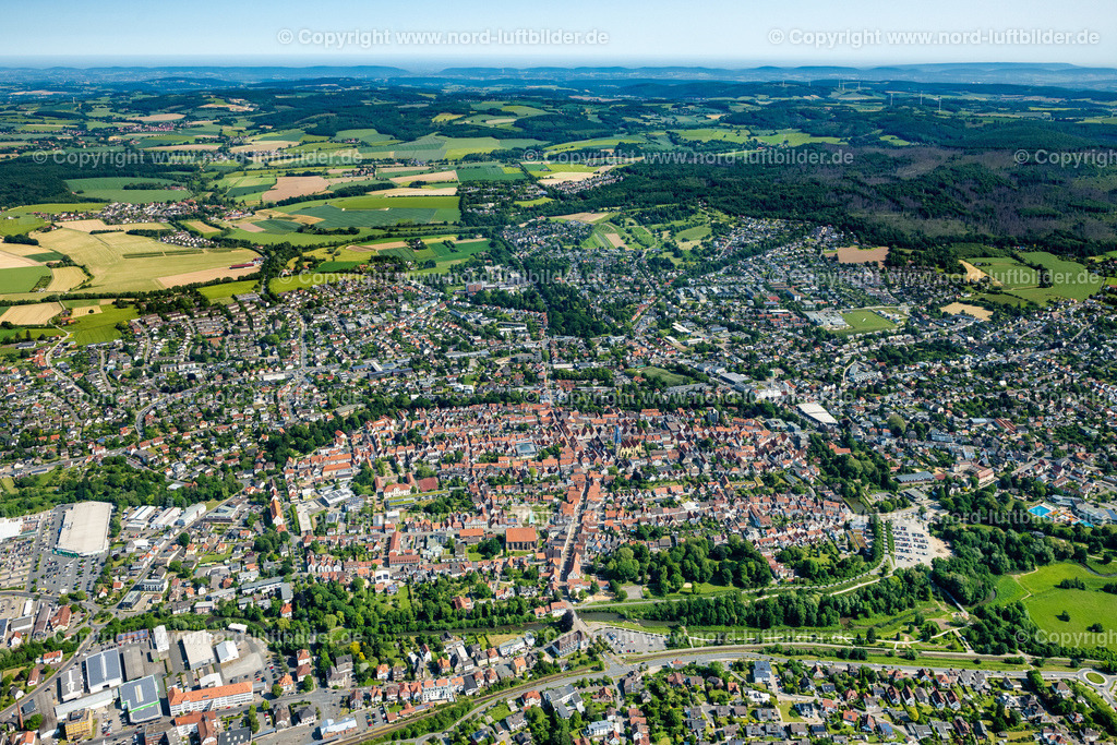 Lemgo_Altstadt_ELS_4531050623 | LEMGO 05.06.2023 Altstadtbereich und Innenstadtzentrum an der Kramerstraße in Lemgo im Bundesland Nordrhein-Westfalen, Deutschland. Weiterführende Informationen bei: Alte Hansestadt Lemgo. // Old Town area and city center on street Kramerstrasse in Lemgo in the state North Rhine-Westphalia, Germany. Further information at: Alte Hansestadt Lemgo. Foto: Martin Elsen