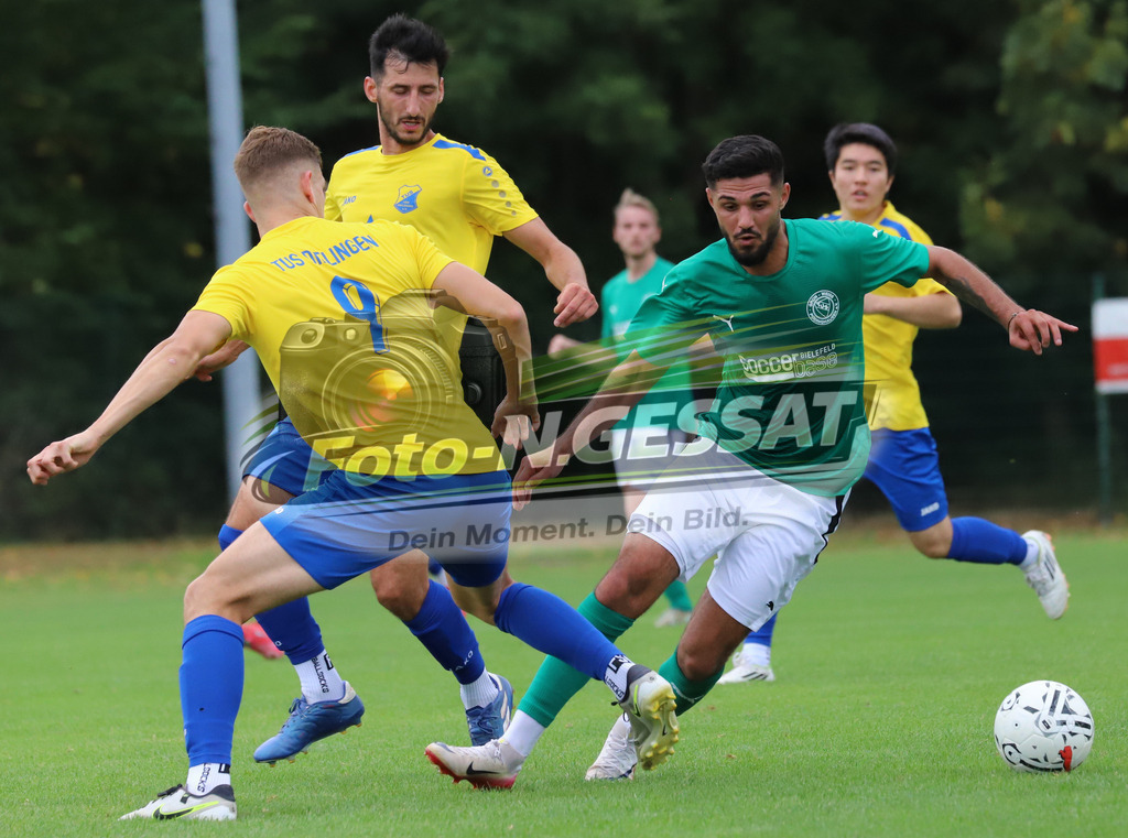 TuS GW Pödinghausen - TuS Dielingen | Auf dem Bild zu sehen: grün TuS GW Pödinghausen: Hashem Celik ; gelb TuS Dielingen v.l.: Leon Hegerfeld, Abdullah Seyhan TuS GW Pödinghausen, TuS Dielingen, Saison 25/26, Bezirksliga, Enger, Deutschland - Realisiert mit Pictrs.com