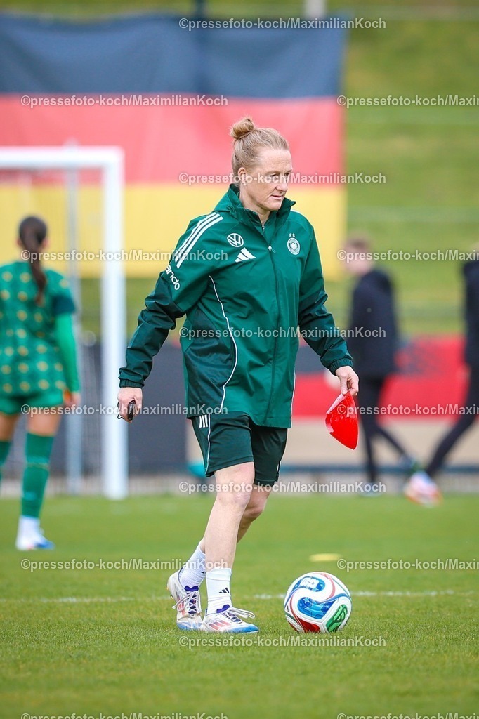 xKWIx10042601003 | 2026.04.10, xkwix, Fußball, UEFA Women's UNDER 19 Championship qualification, Republic of Ireland - Germany, Uhlenkrugstadion, Runde 2 1.Spieltag, Saison 2025 / 2026: Melanie Behringer (Deutschland U19 Frauen Coach) mit Deutschlandfahne im Hintergrund DFB regulations prohibit any use of photographs as image sequences and or quasi-video. Photo: xKamilxWilkowskixPressefotoKochx