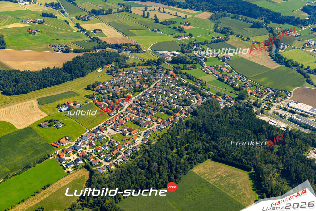 Das Luftbild zeigt : Hausbeck Hebertsfelden - Die Luftaufnahme wurde 2024 vom UL-Flugzeug aus erstellt ( keine Drohne ) - Hochauflösende Luftaufnahme - Für grossformatige Ausdrucke geeignet. Die Geschenkidee !Mit Lizenz und Bildrechte bestellbar