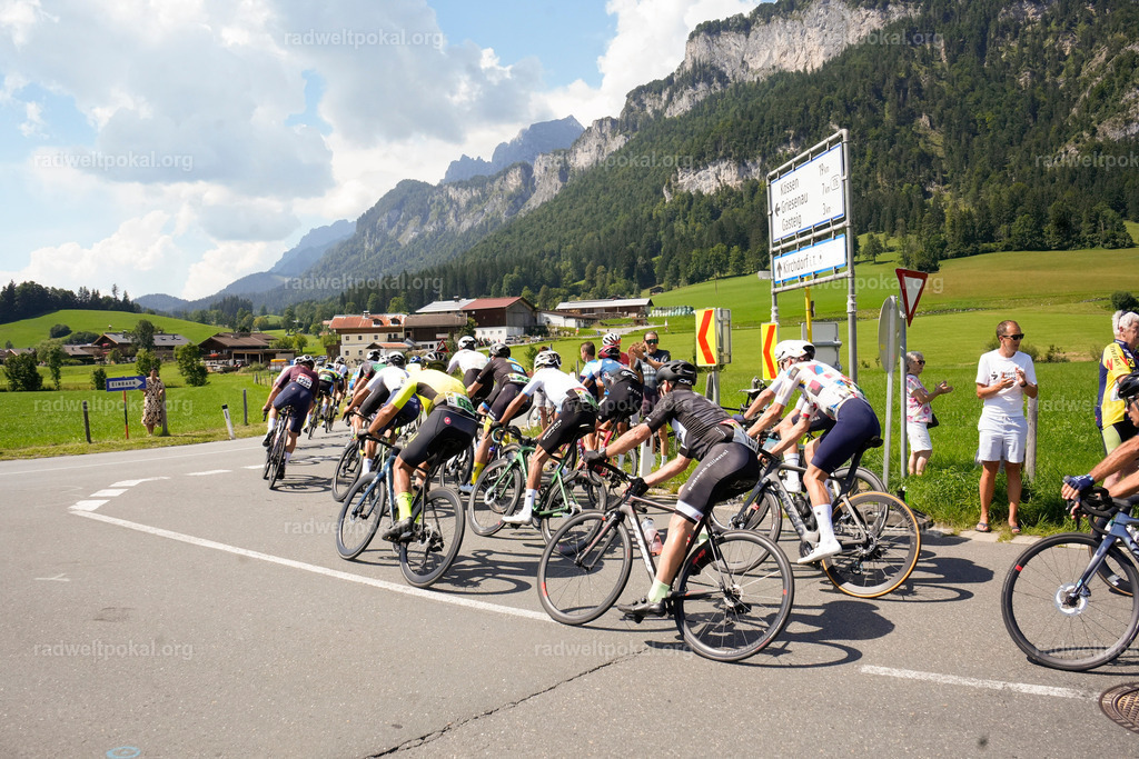 632_20230817_Bewerb_Maenner_Muehlanger | AUT - OESTERREICH, 2023-08-16: SPORT RENNRAD-FAHREN - 55. INTERNATIONALER RADWELTPOKAL IN ST. JOHANN IN TIROL  - Vintage-Radrennen mit WM-Bronze-Medaillen-Siegerin Christina Schweinberger, den Teilnehmer und Alexander Baumann (vom Orginastions-Team) - TAG 2 BEWERB MAENNER IN SECHS GRUPPEN  ; Foto: Roland Muehlanger