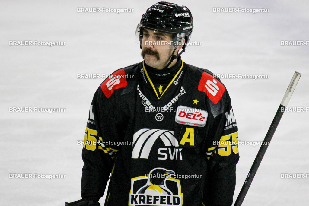 4_KEVRAV_20251125_0003 | Krefeld, Deutschland, 25.11.2025: Dennis Vandane schaut während des DEL2-Spiels zwischen Krefeld Pinguine - Eisbären Regensburg am 25.11.2025 in der Yayla-Arena in Krefeld, Deutschland. (Foto Ralph Görtz / Brauer-Fotoagentur)
