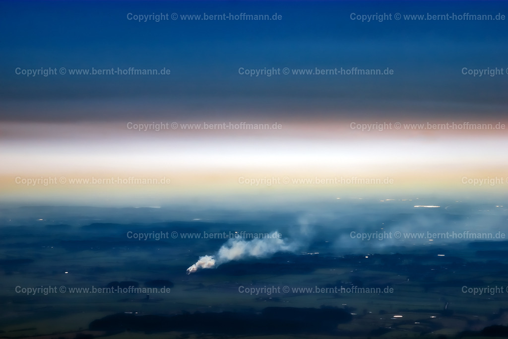 PLB_4575_Flug-in-Inversion_60x40 | LUFTBILD. Flug in der Inversionsschicht. __ Landschaft im Gegenlicht mit der Rauchfahne eines Feuers am Boden. - Realisiert mit Pictrs.com