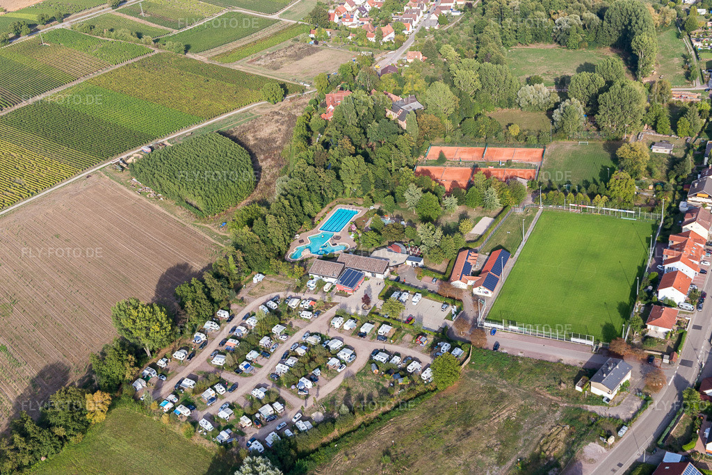 Luftbild: Freibad und Campingplatz im Klingbachtal im Ortsteil Klingen in Heuchelheim-Klingen im Bundesland Rheinland-Pfalz in Deutschland. Foto: IMG_111731.jpg vom 16.09.2018 durch Werner Riehm/FLY-FOTO.de