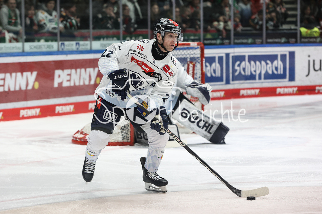 Augsburger Panther - ERC Ingolstadt | Mathew BODIE (ERC #22) am Puck / Freisteller / Einzelfoto