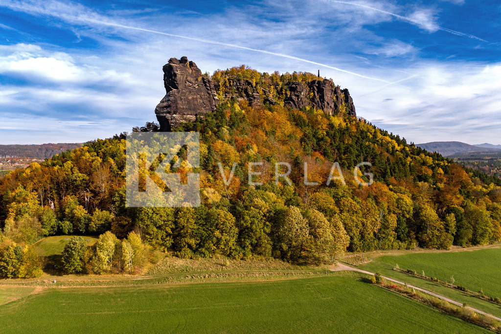 Wandbild-Lilienstein-Herbst-Luftbild-DJI_20231109122209_0098 | Herbstfarben um den Lilienstein in der Sächsischen Schweiz - Realisiert mit Pictrs.com
