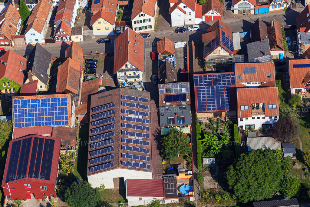 Luftbild: Scheuern mit PV-Dächern an der Rheinstr in Kandel im Bundesland Rheinland-Pfalz in Deutschland. Foto: IMG_094999.jpg vom 24.09.2016 durch Werner Riehm/FLY-FOTO.de