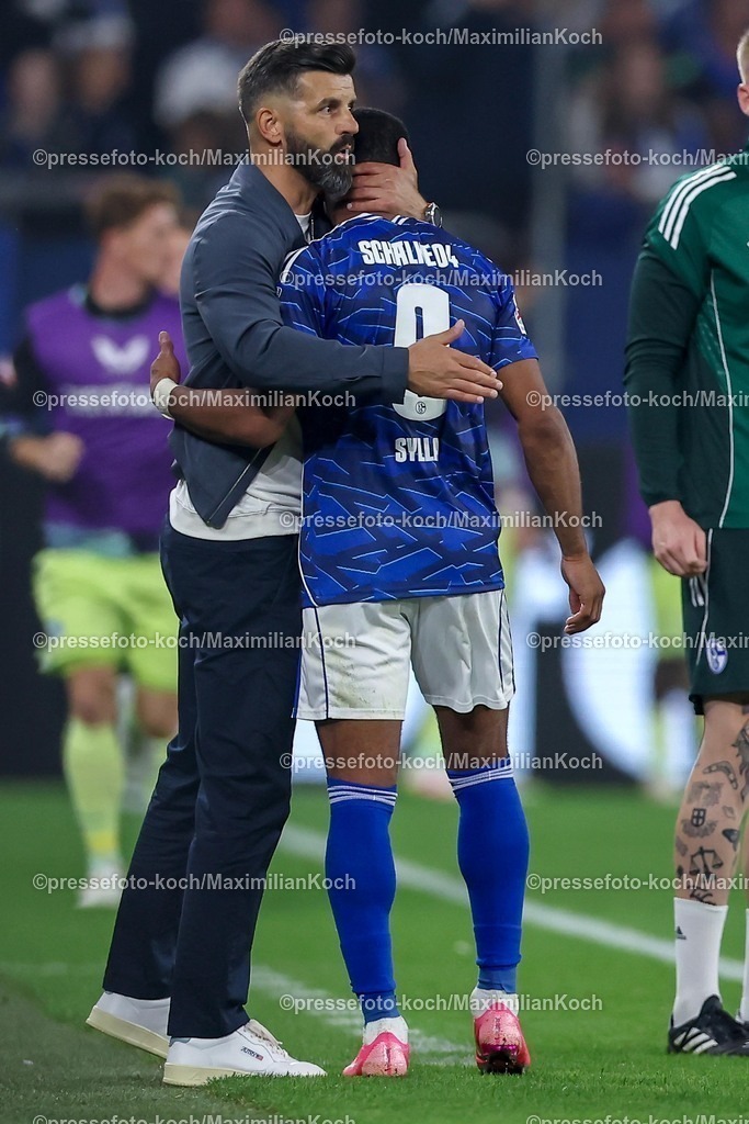 S0401082501112 | 01.08.2025, Fußball, FC Schalke 04 - Hertha BSC, 1.Spieltag, 2. Fußball Bundesliga, Veltins-Arena Gelsenkirchen, Saison 2025 2026: Cheftrainer Miron Muslic (Schalke04) zusammen mit Moussa Sylla (Schalke04 #09) DFB regulations prohibit any use of photographs as image sequences and or quasi-video.