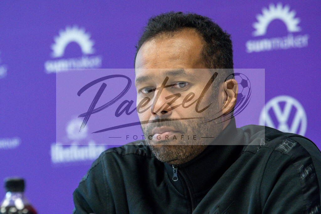20200219_PKOSNA_0003 | Fussball, Herren: Trainer Daniel Thioune (VfL Osnabrueck) schaut waehrend der Pressekonferenz des VfL Osnabrueck im Presseraum des Stadion an der Bremer Bruecke am 19.02.2020 in Osnabrueck, Deutschland. - Realisiert mit Pictrs.com