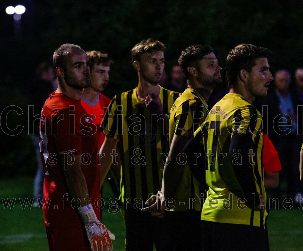 2023-09-15_001_FC_Moosinning_gegen_SV_Waldperlach | Moosinning, Deutschland, 15.09.2023:
Fußball, Bezirksliga Oberbayern Ost 2023 / 2024, 9. Spieltag, FC Moosinning gegen SV Waldperlach, Endergebnis: 0:1

Torwart Aaron Siegl (FC Moosinning, #27), Alexander Auerweck (FC Moosinning, #13), Christian Reiser (FC Moosinning, #17)

Foto: Christian Riedel / fotografie-riedel.net