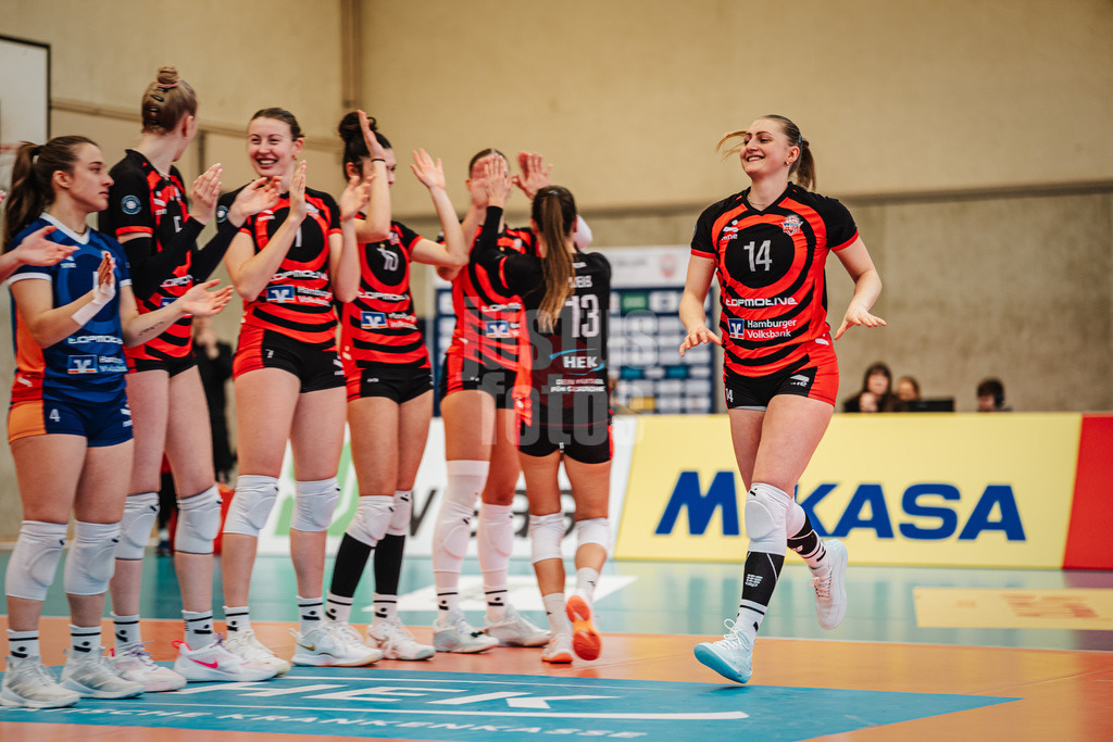 Volleyball | Frauen | Saison 2025/2026 | Volleyball Bundesliga | ETV Hamburger Volksbank Volleys vs. Schwarz-Weiß Erfurt | 15.02.2026 | Fiona Dittmann (#14, ETV Hamburger Volksbank Volleys) läuft in die Halle ein
