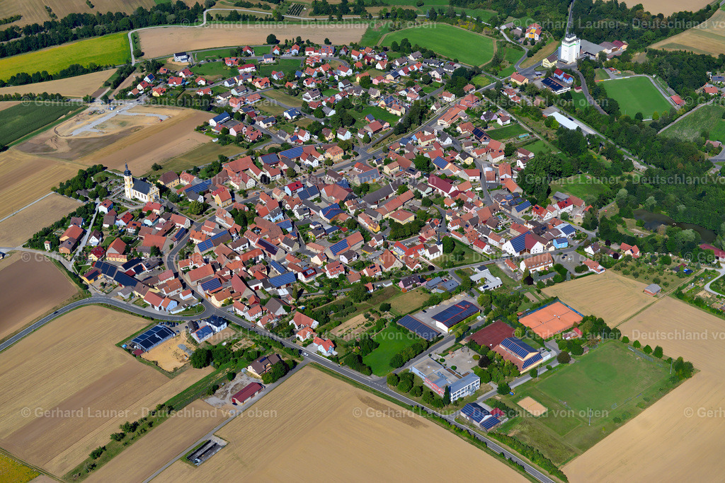 3650387 | GAUKöNIGSHOFEN 31.08.2016 Ortsansicht am Rande von landwirtschaftlichen Feldern und Nutzflächen  in Gaukönigshofen im Bundesland Bayern, Deutschland // Village view on the edge of agricultural fields and land  in Gaukönigshofen in the state Bavaria, Germany Foto: Gerhard Launer