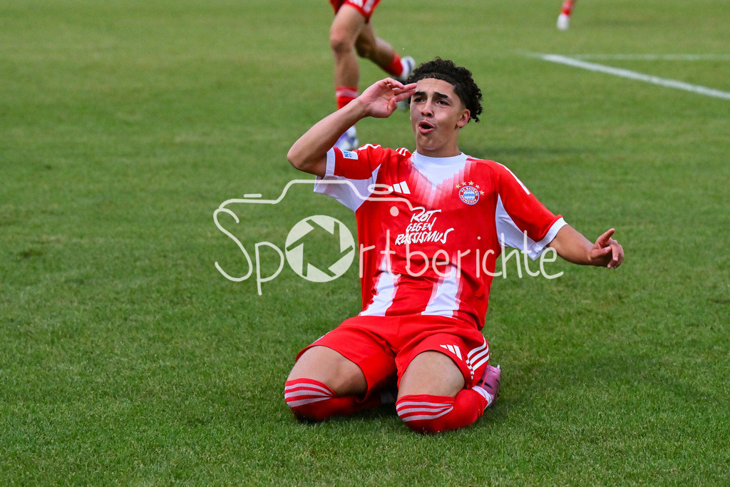 FC Augsburg II - FC Bayern Amateure | Grenzenloser Jubel der kleinen Bayern nach dem Siegtreffer zum 1-2 in der Nachspielzeit / Tor / Torschuetze / Freude / Happy / Regionalliga Bayern: FC Augsburg II - FC Bayern Muenchen II, Rosenaustadion am 25.07.2025 / Jussef NASRAWE (FC Bayern Muenchen II 13)