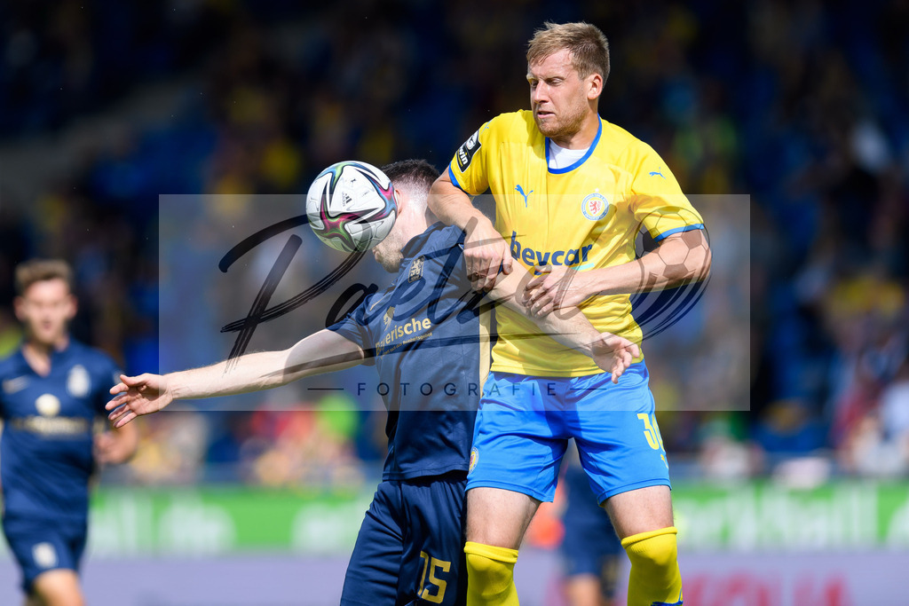 EBSTSV20210828_007 | Fussball, Herren: Marcel Baer (TSV 1860 Muenchen) und Brian Behrendt (Eintracht Braunschweig) im Zweikampf beim Spiel der 3. Liga zwischen Eintracht Braunschweig und TSV 1860 Muenchen im Eintracht-Stadion am 28.08.2021 in Braunschweig, Deutschland.DFB / DFL REGULATIONS PROHIBIT ANY USE OF PHOTOGRAPHS AS IMAGE SEQUENCES AND/OR QUASI-VIDEO. - Realisiert mit Pictrs.com